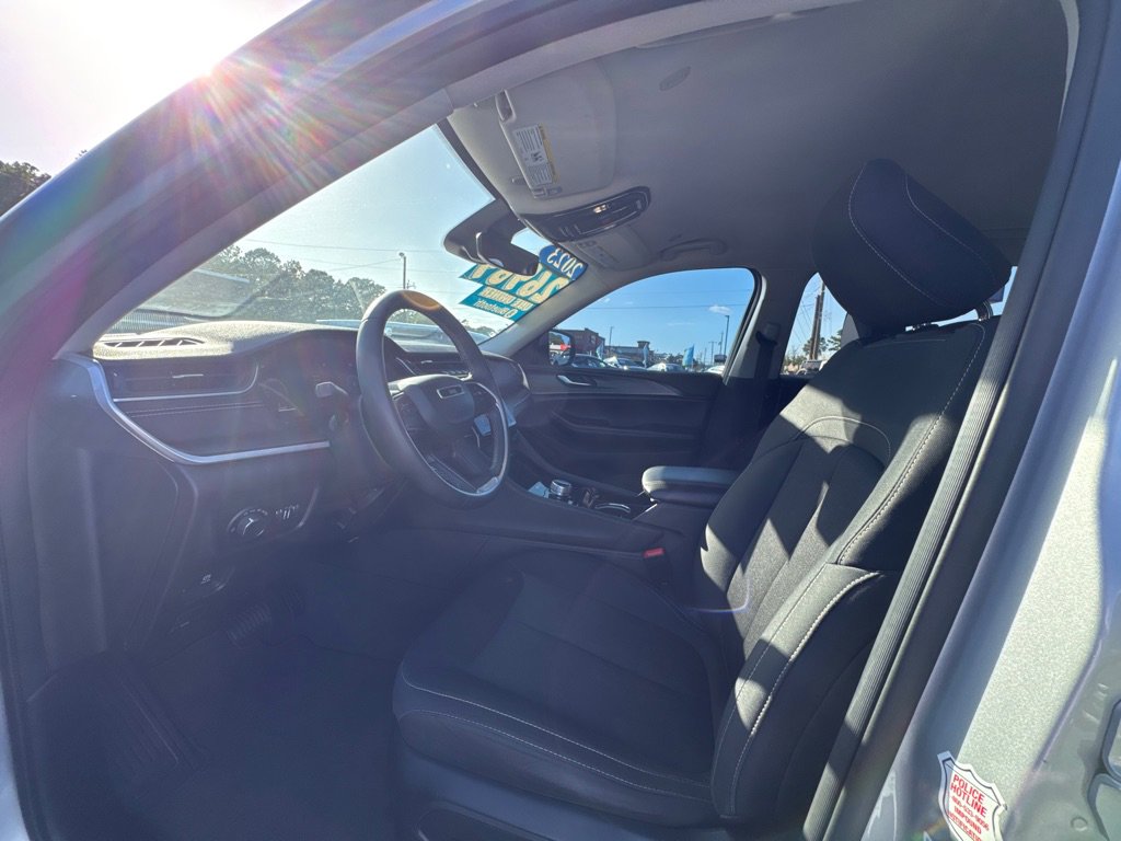 Used 2023 Jeep Grand Cherokee L Laredo image 13