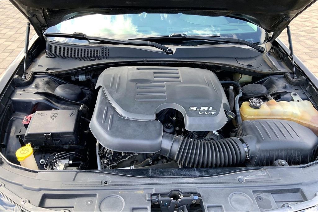 Used 2017 Chrysler 300 C w/ Safetytec Plus Group RWD image 28