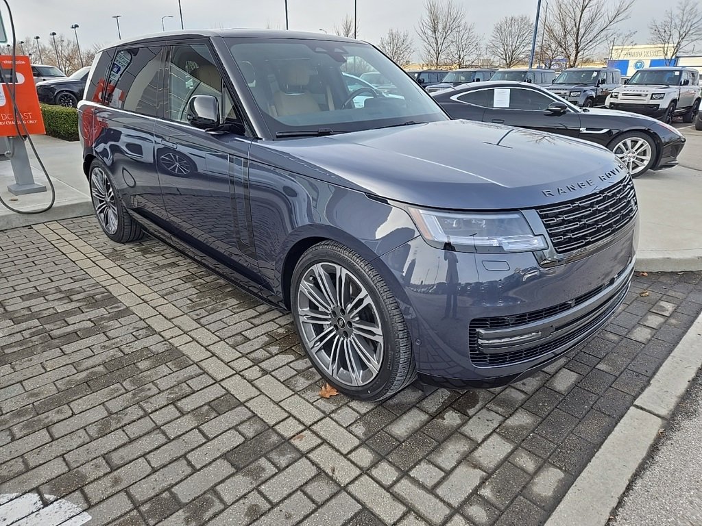 Used 2025 Land Rover Range Rover Long Wheelbase SE image 3