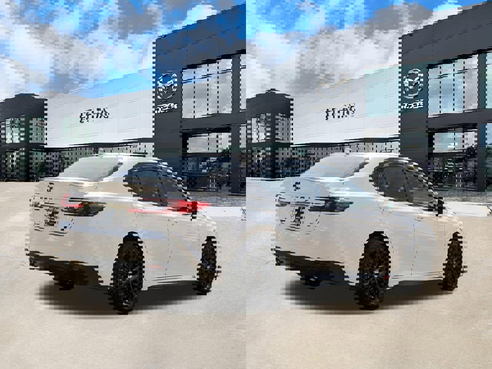 Used 2025 Toyota Camry SE w/ Convenience Package image 3