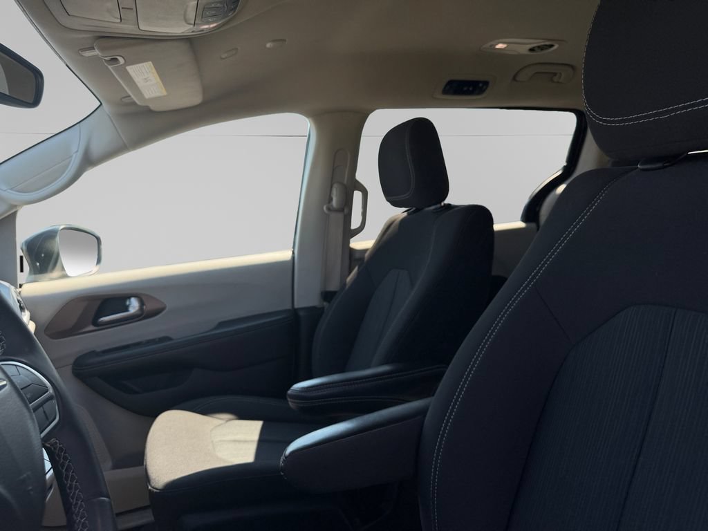 Used 2023 Chrysler Voyager LX FWD image 9