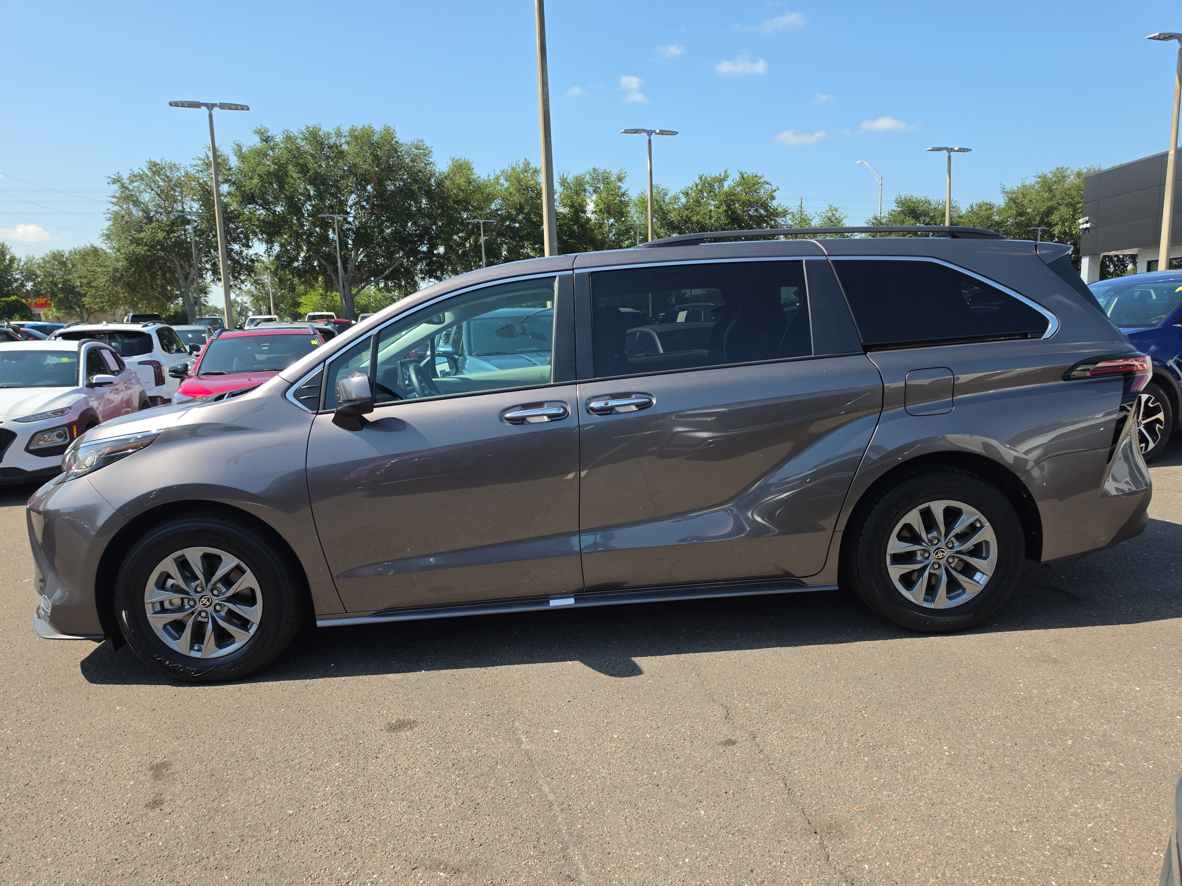 Used 2022 Toyota Sienna XLE FWD image 5