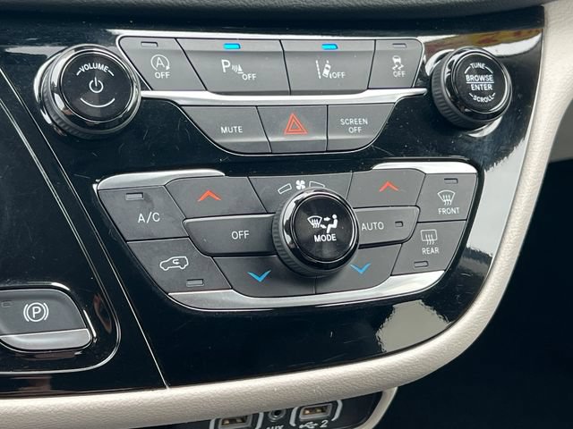 Used 2024 Chrysler Pacifica Touring-L FWD image 27