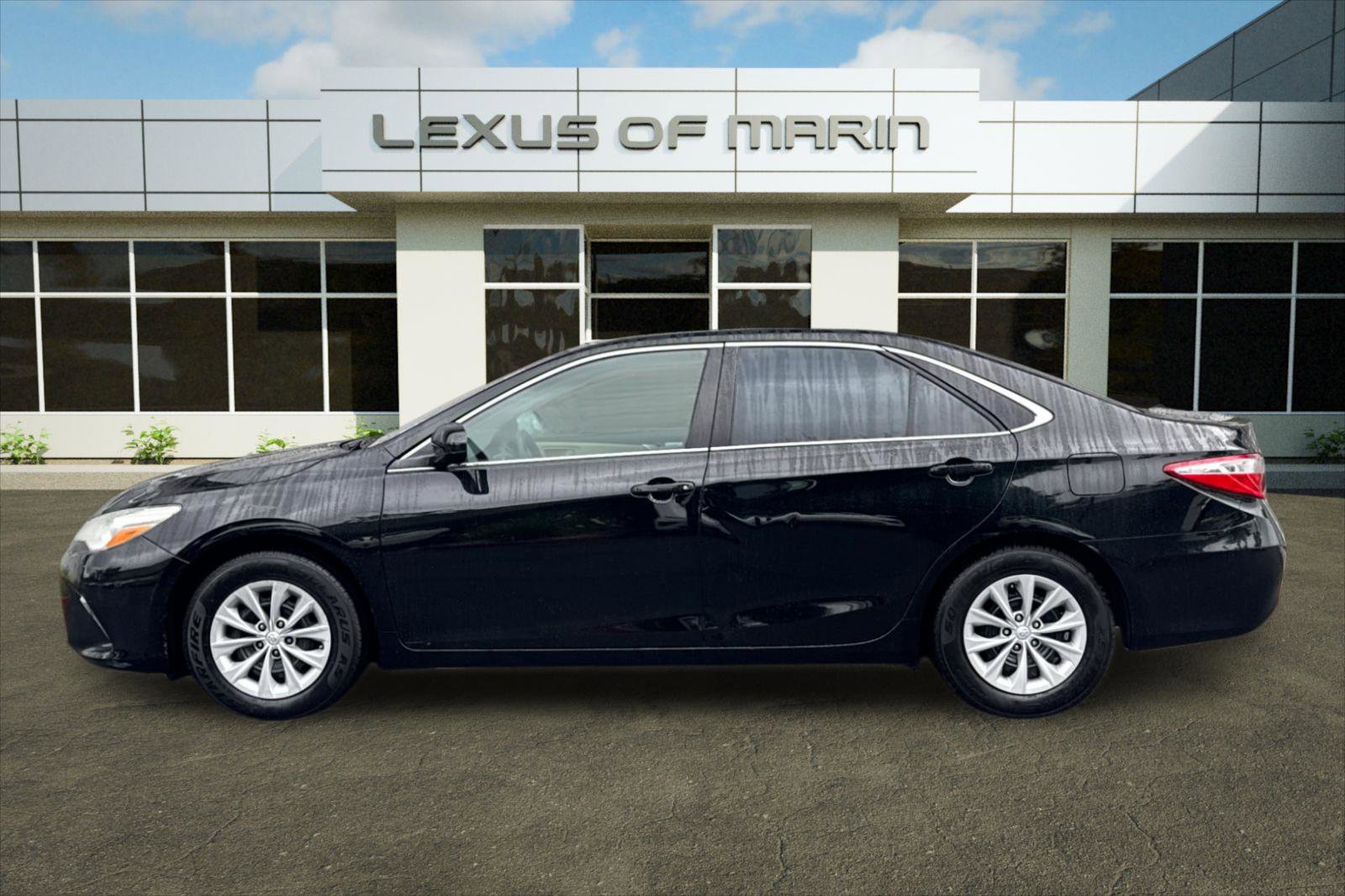 Used 2015 Toyota Camry LE FWD image 2