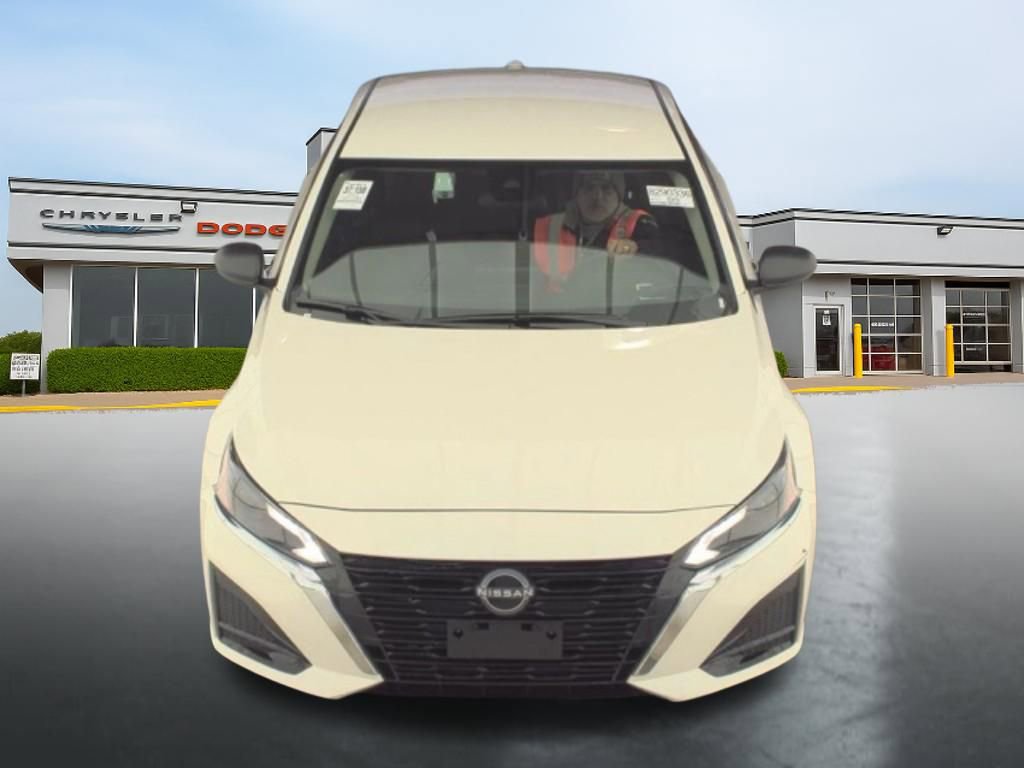 Used 2025 Nissan Altima 2.5 SV image 3