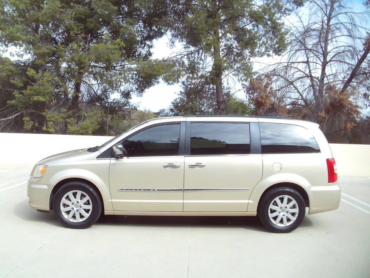 Used 2012 Chrysler Town & Country Touring-L w/ Entertainment Group #2 image 7