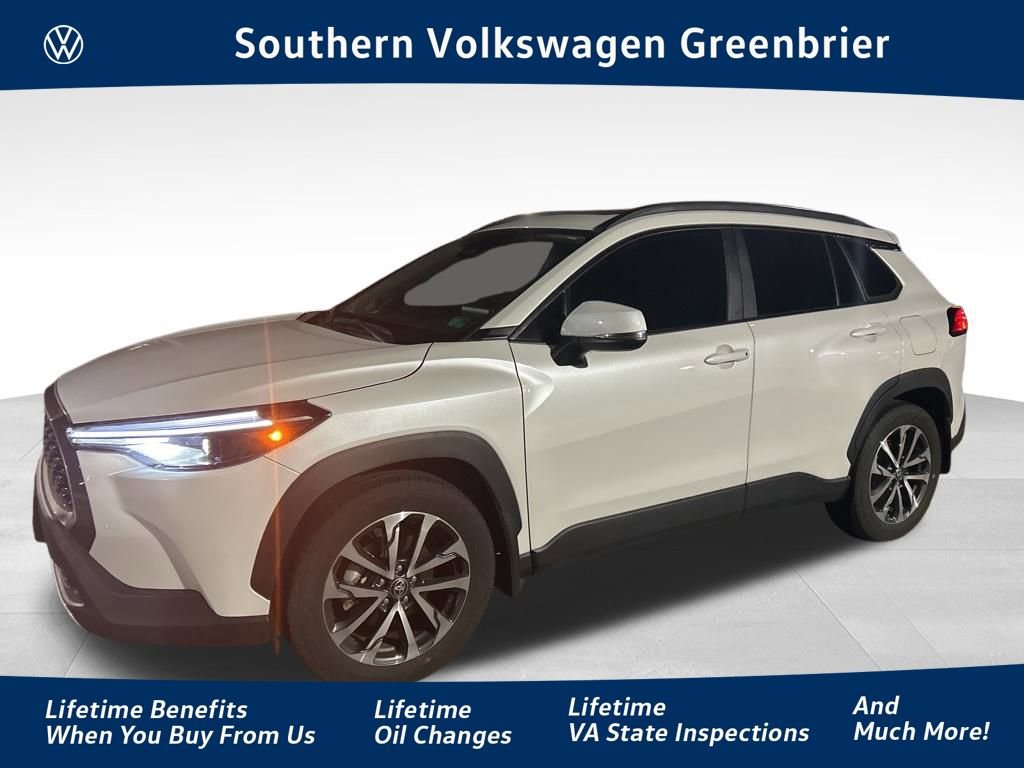 Used 2024 Toyota Corolla Cross XLE image 1