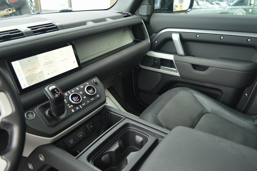 Used 2024 Land Rover Defender 90 X-Dynamic SE image 21