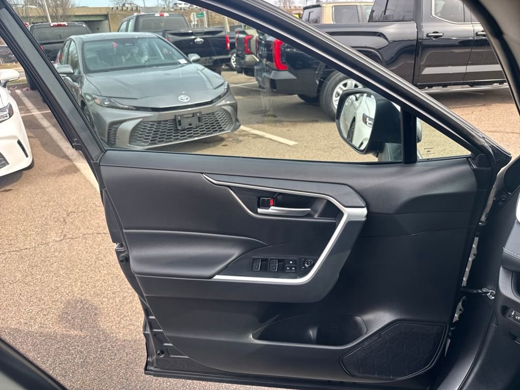 Used 2025 Toyota RAV4 XLE w/ Convenience Package image 32