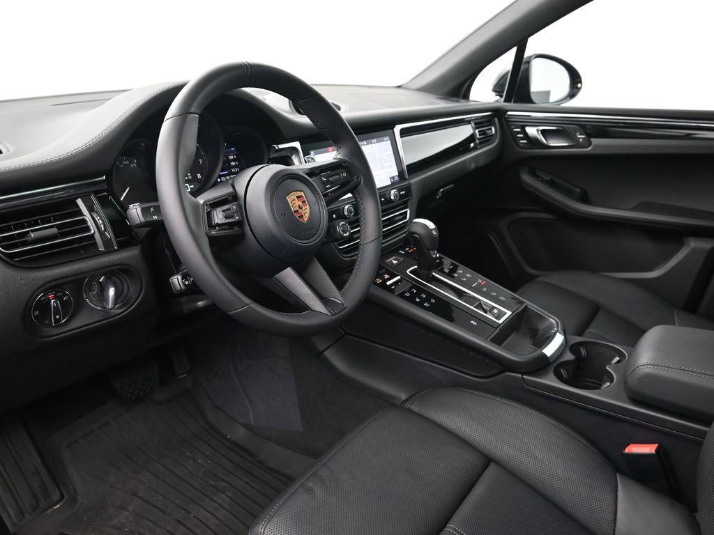 Used 2026 Porsche Macan AWD/4WD image 4