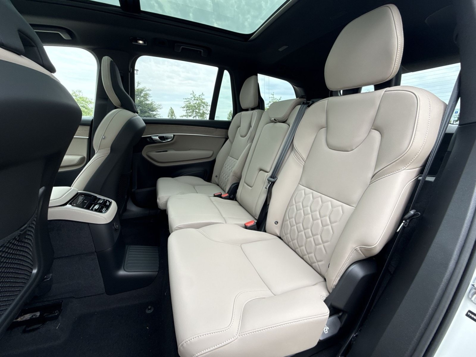 New 2026 Volvo XC90 T8 Plus w/ Protection Package Premier AWD/4WD image 33