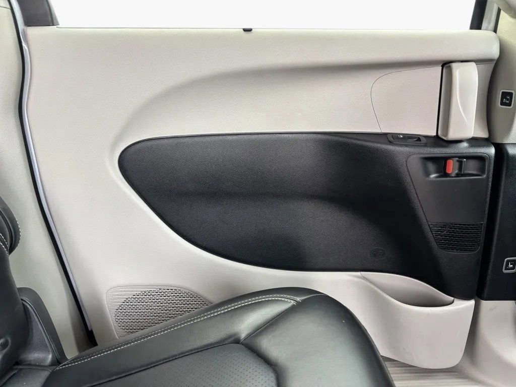 Used 2024 Chrysler Pacifica Touring-L image 24