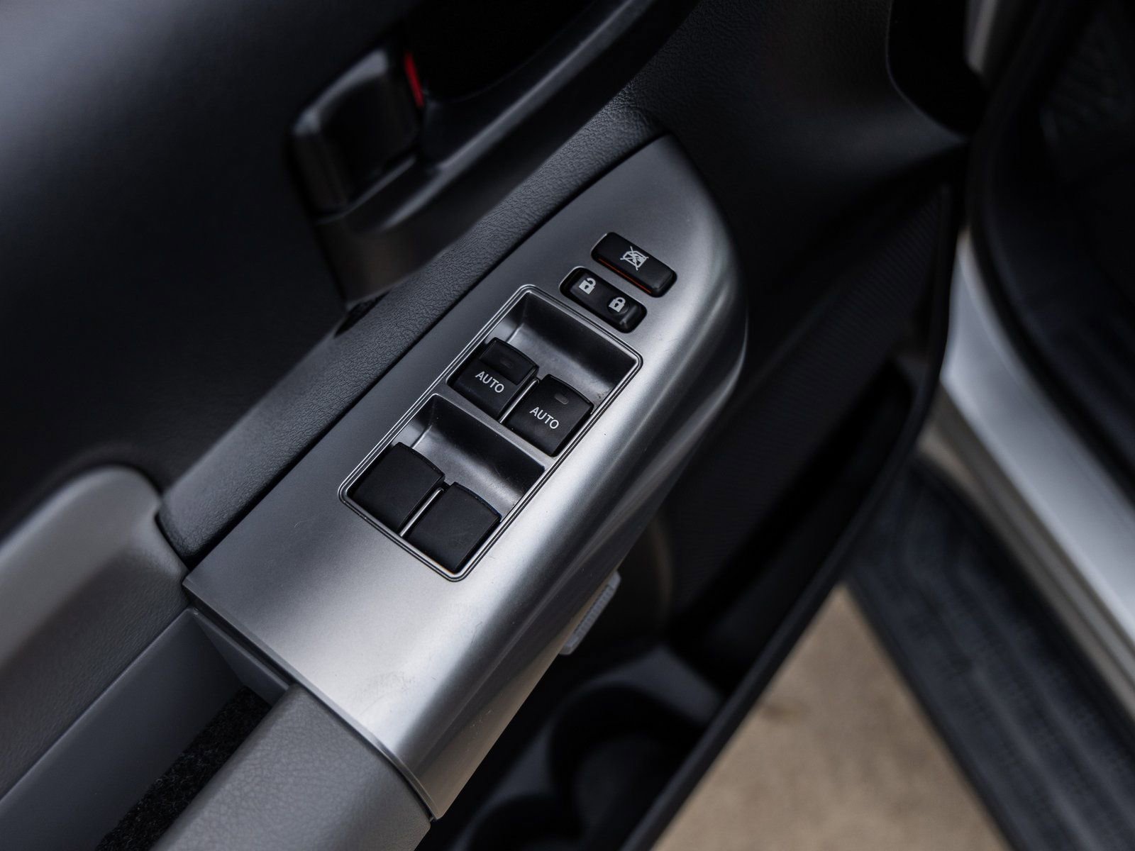 Used 2020 Toyota Sequoia SR5 image 21