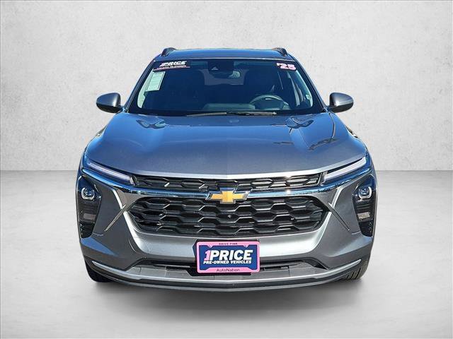 Used 2025 Chevrolet Trax LT FWD image 2