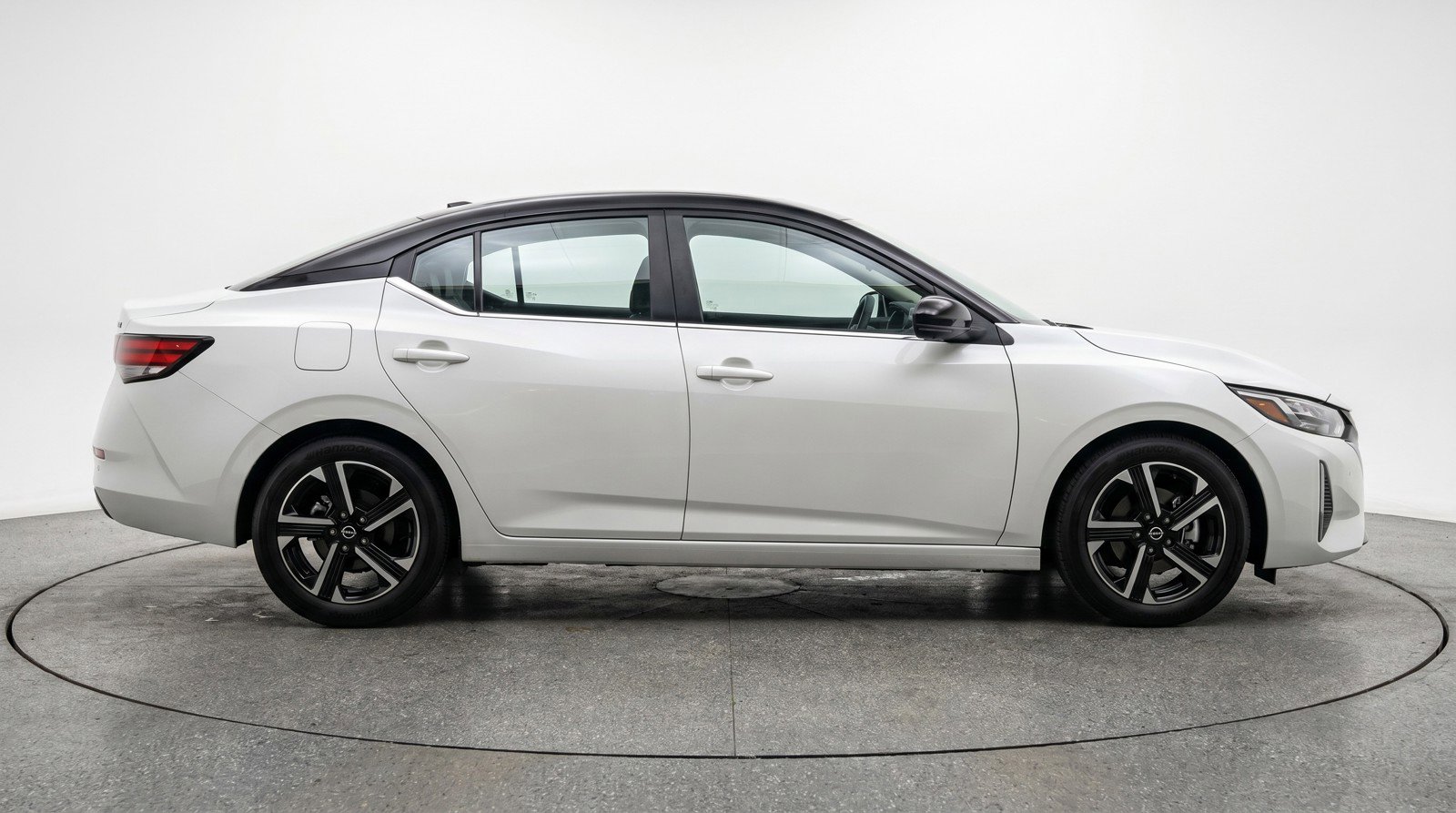 Used 2025 Nissan Sentra SV FWD image 11