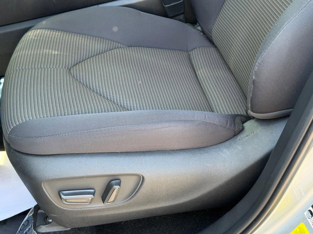 Used 2024 Toyota Highlander LE FWD image 23