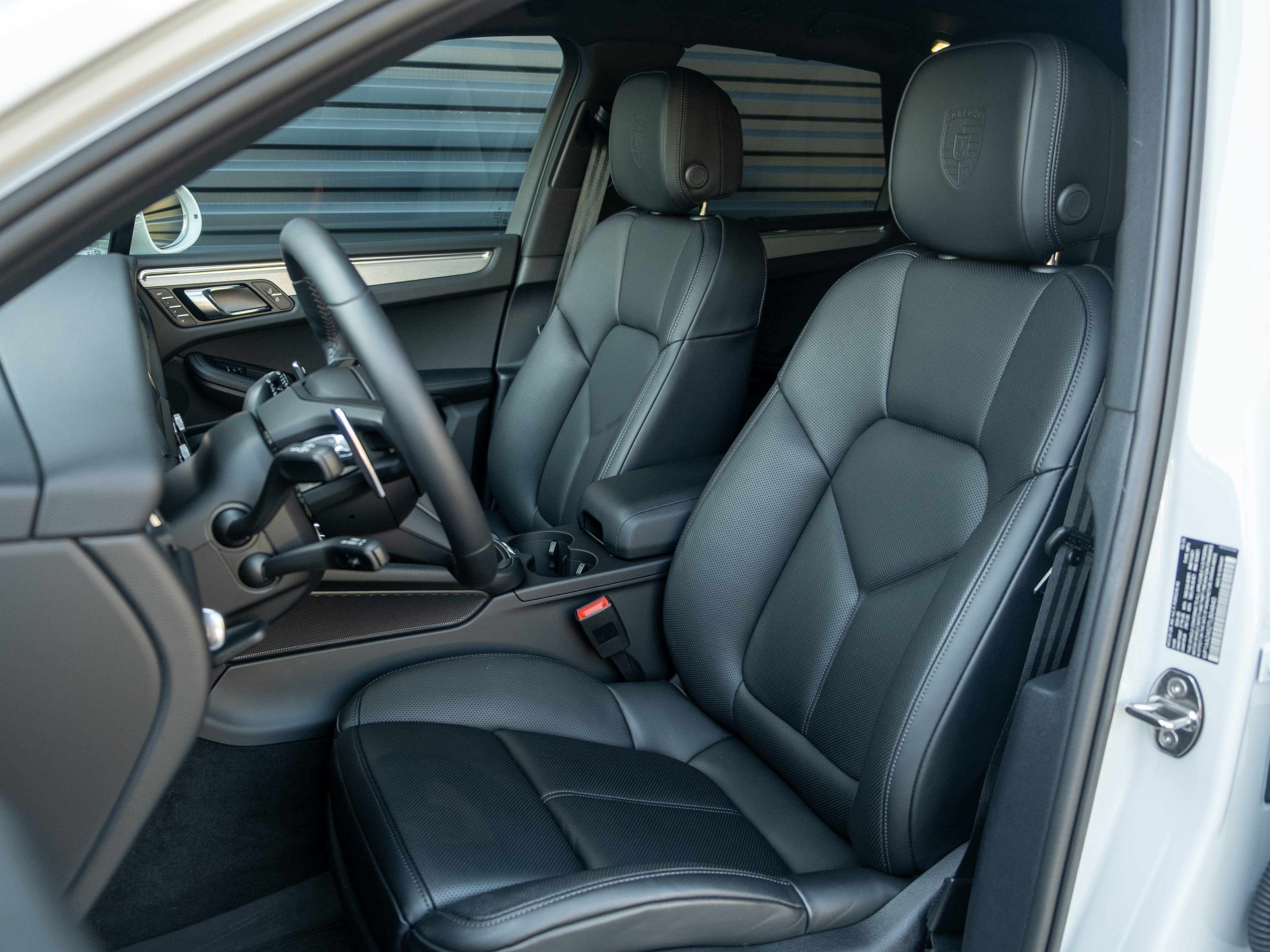 Certified 2026 Porsche Macan AWD/4WD image 5