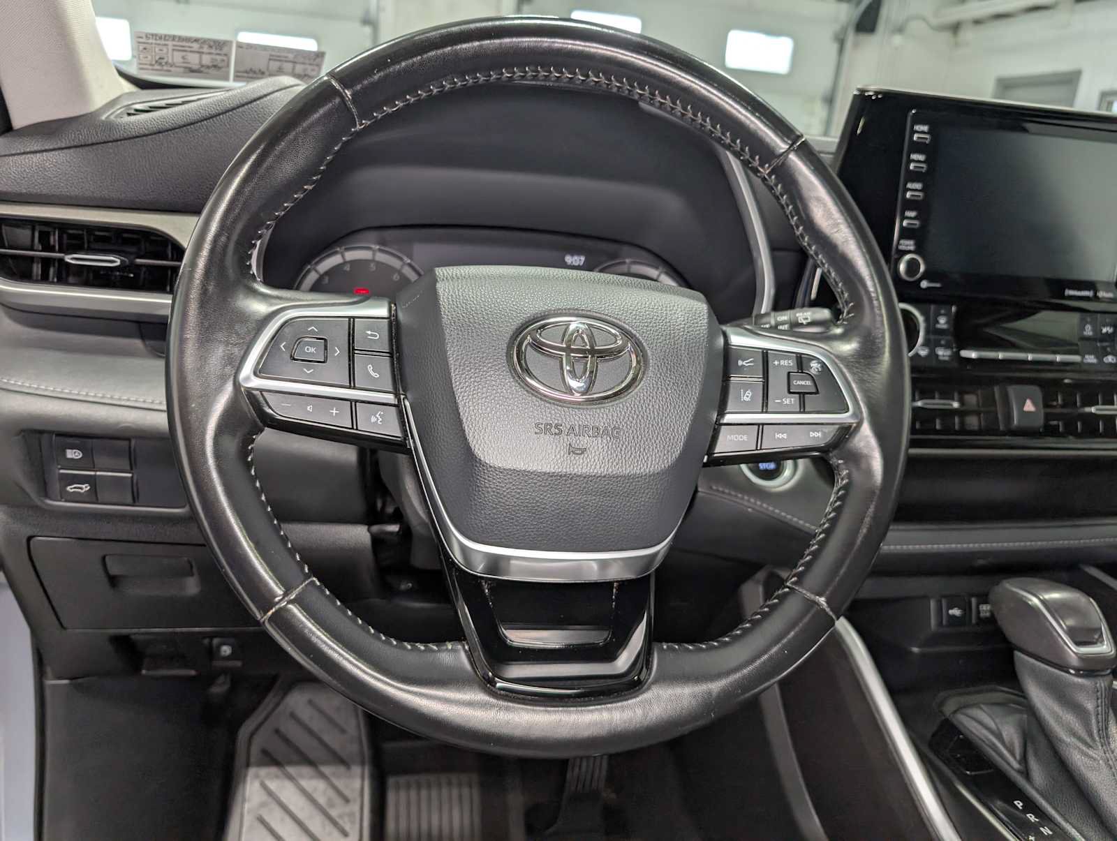 Used 2021 Toyota Highlander XLE AWD/4WD image 38