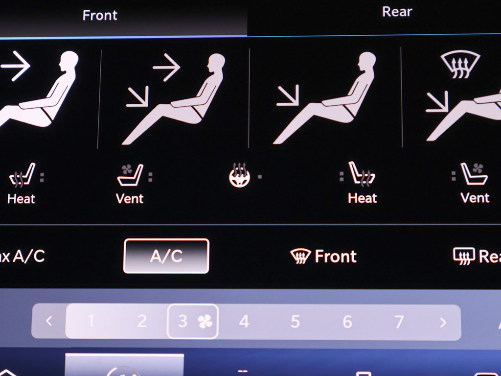Used 2025 Chrysler Pacifica Limited FWD image 45
