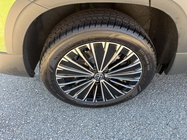 New 2025 Volkswagen Taos SE image 25
