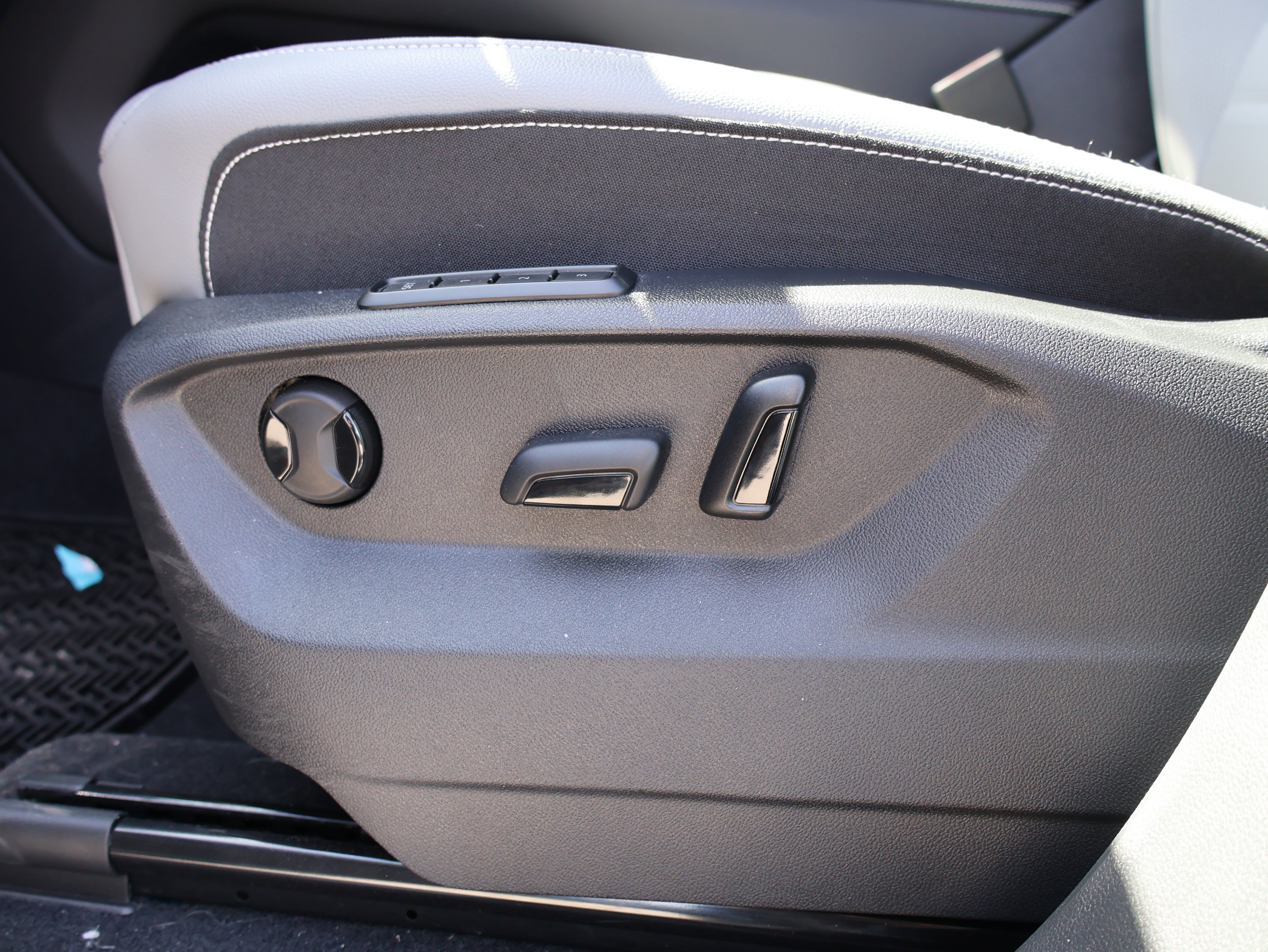 Used 2025 Volkswagen Atlas Cross Sport SEL R-Line AWD/4WD image 47