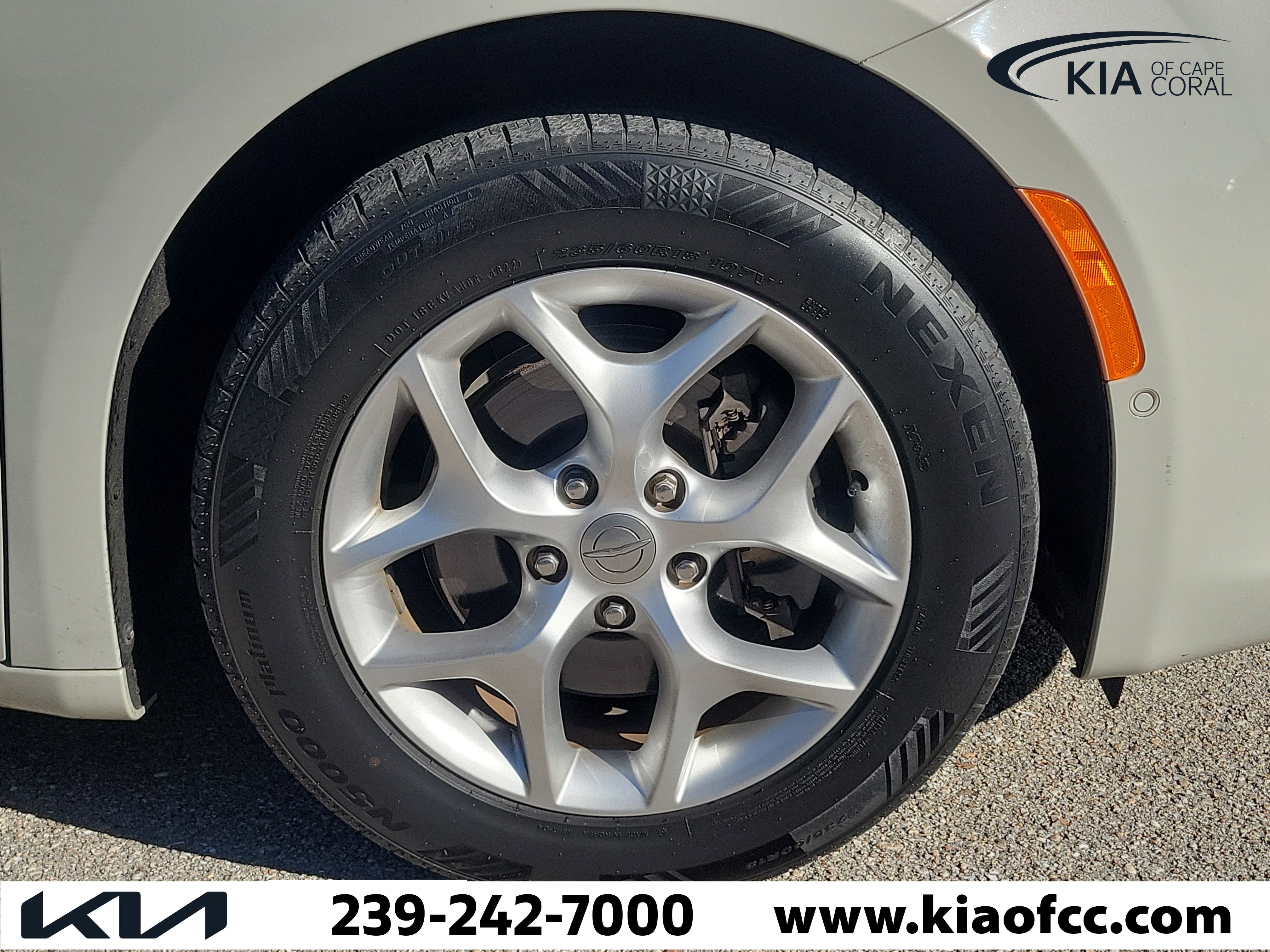 Used 2020 Chrysler Pacifica Touring-L image 6