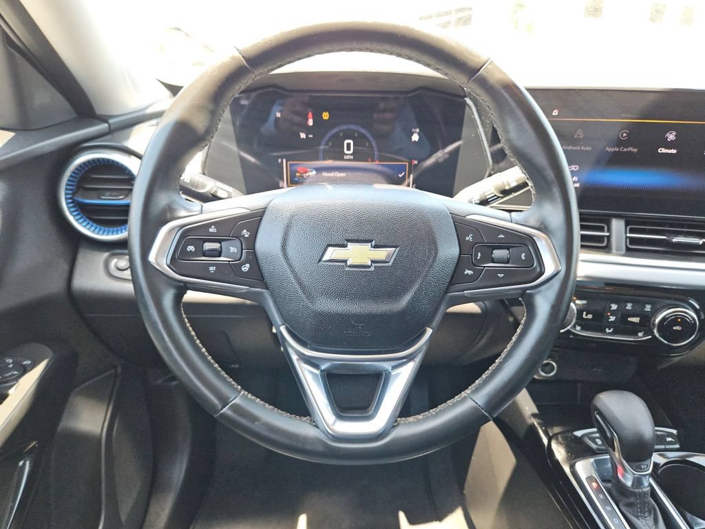 Used 2025 Chevrolet Trax LT w/ LT Convenience Package FWD image 23