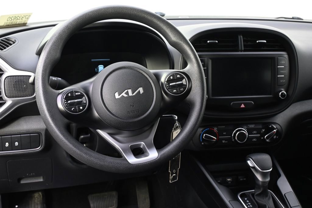 Used 2025 Kia Soul LX w/ LX Technology Package FWD image 12