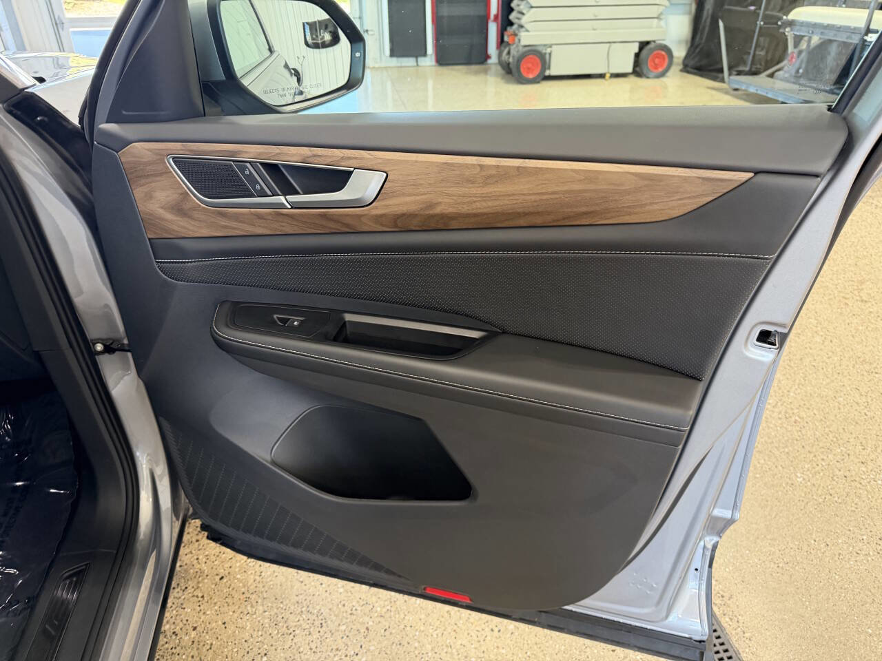 Used 2025 Volkswagen Atlas SE image 7