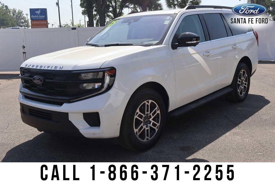 Used 2025 Ford Expedition Active RWD image 2