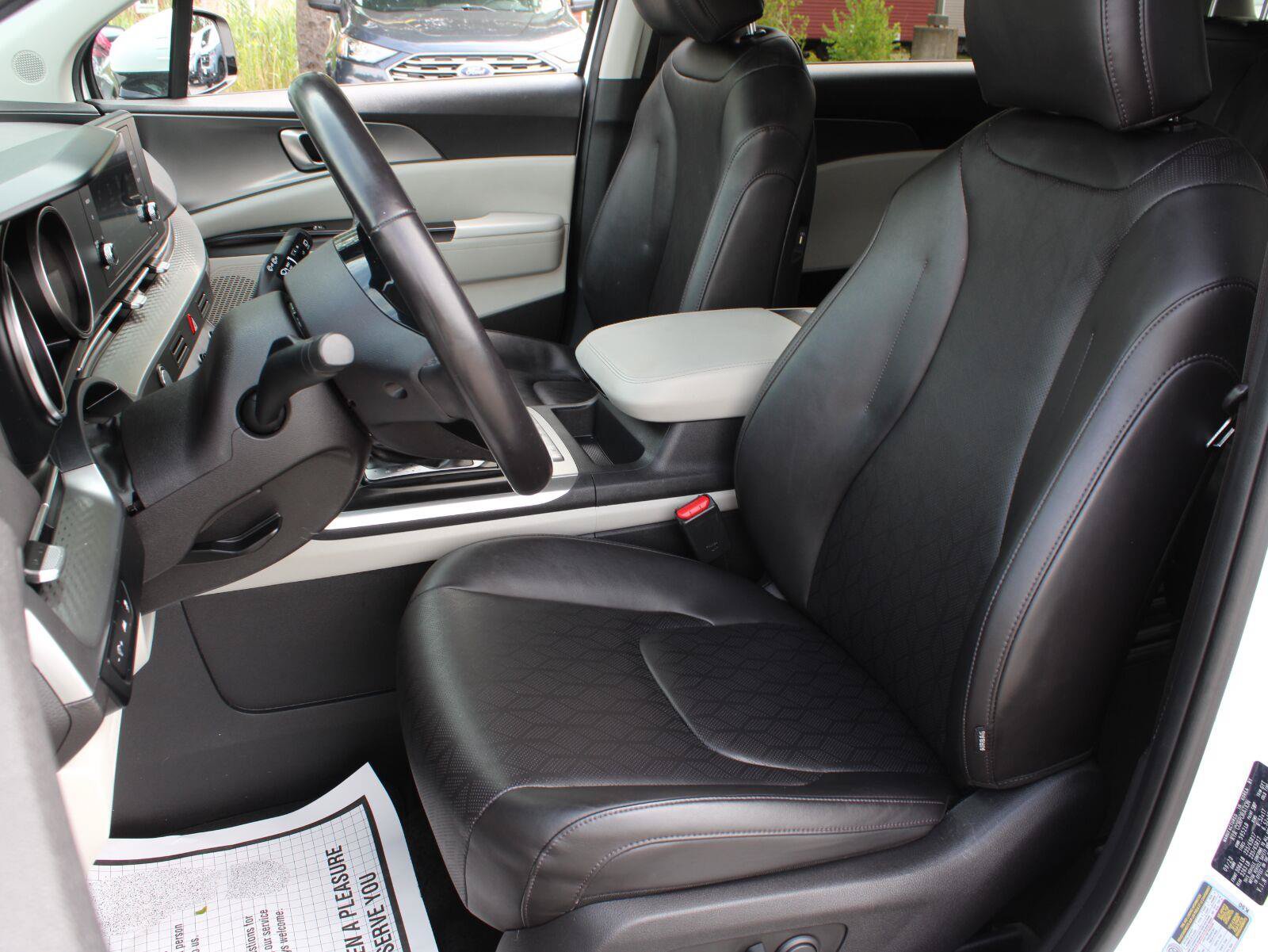 Used 2024 Kia Carnival LX FWD image 17