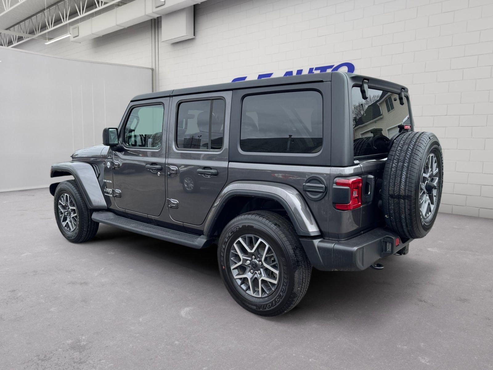 Used 2024 Jeep Wrangler Sahara w/ Technology Group AWD/4WD image 3