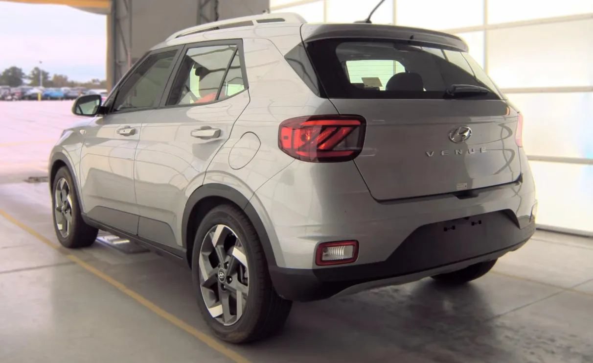 Used 2026 Hyundai Venue SEL FWD image 5