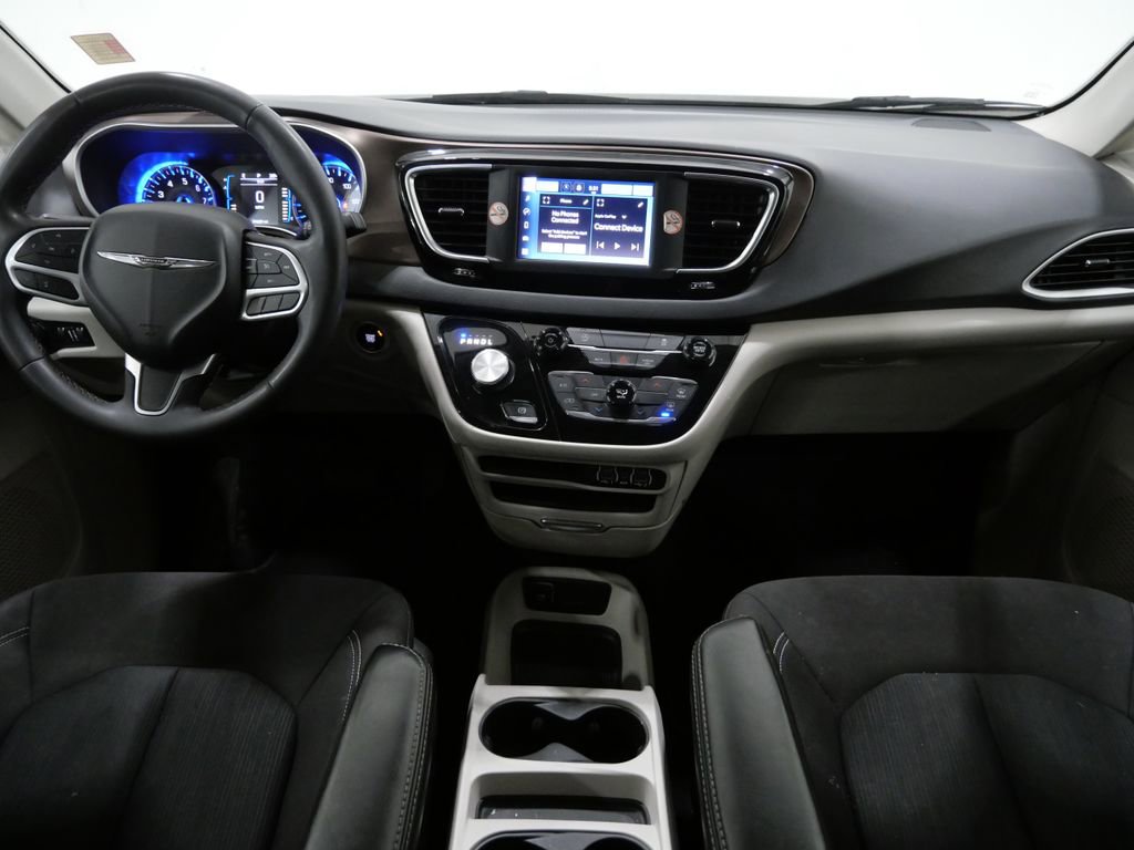 Used 2023 Chrysler Voyager LX image 10