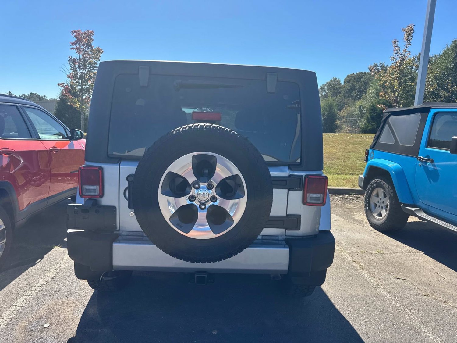 Used 2017 Jeep Wrangler Unlimited Sahara w/ Connectivity Group AWD/4WD image 13