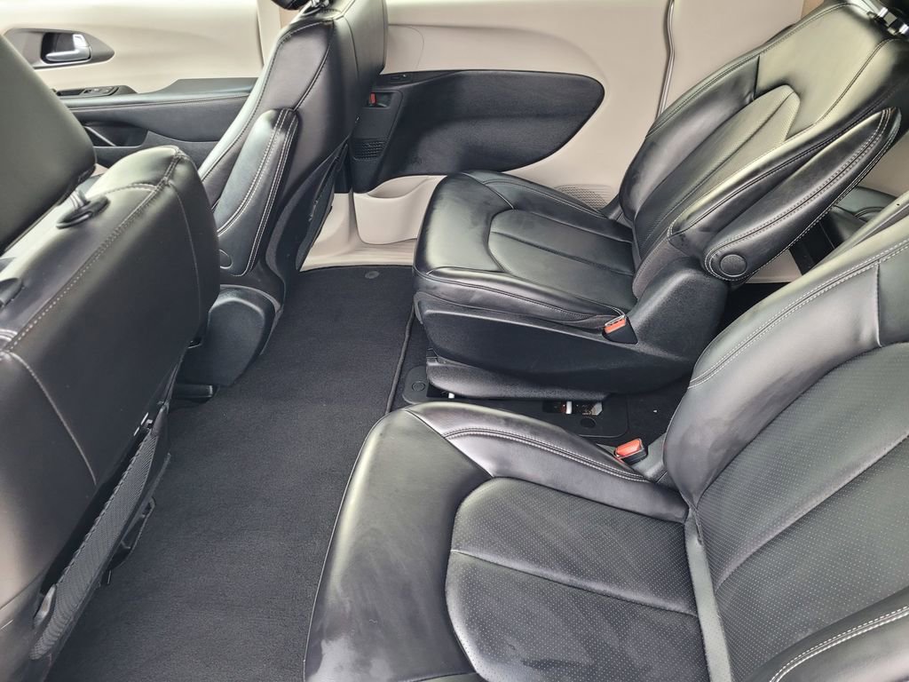 Used 2024 Chrysler Pacifica Select image 10