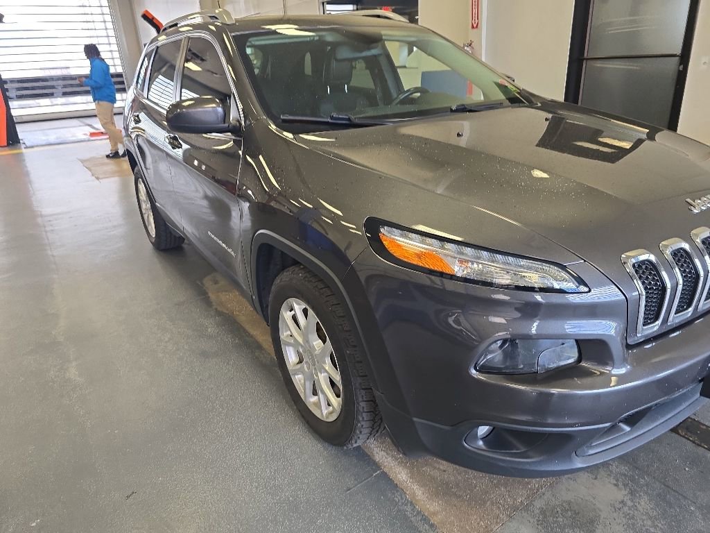Used 2018 Jeep Cherokee Latitude Plus w/ Cold Weather Group FWD image 4