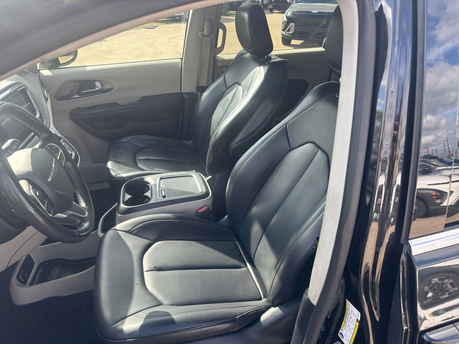 Used 2023 Chrysler Pacifica Touring-L image 37