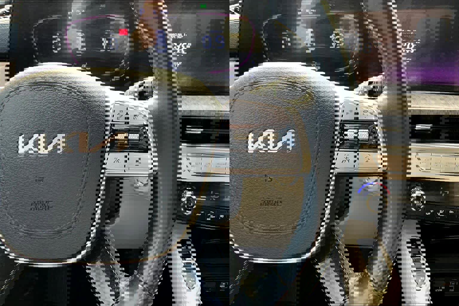 Used 2023 Kia Telluride EX w/ EX Captain's Chair Package image 23