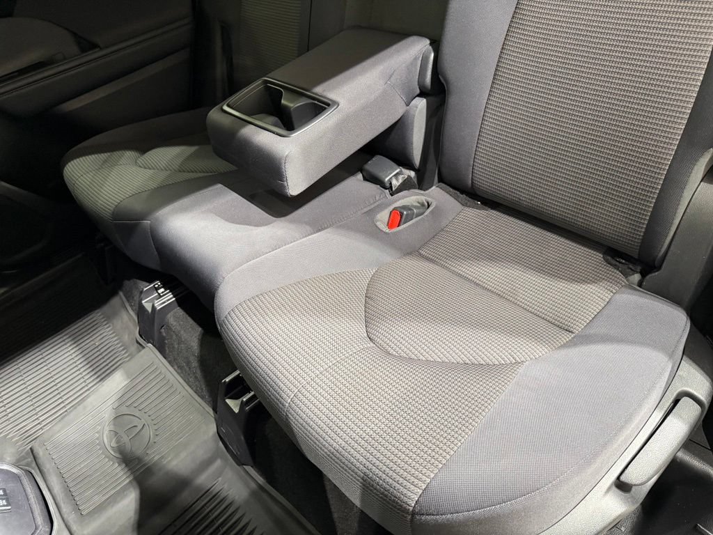 Used 2021 Toyota Highlander LE AWD/4WD image 19