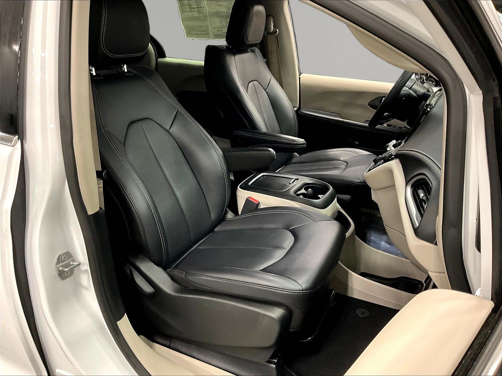 Used 2024 Chrysler Pacifica Limited FWD image 29