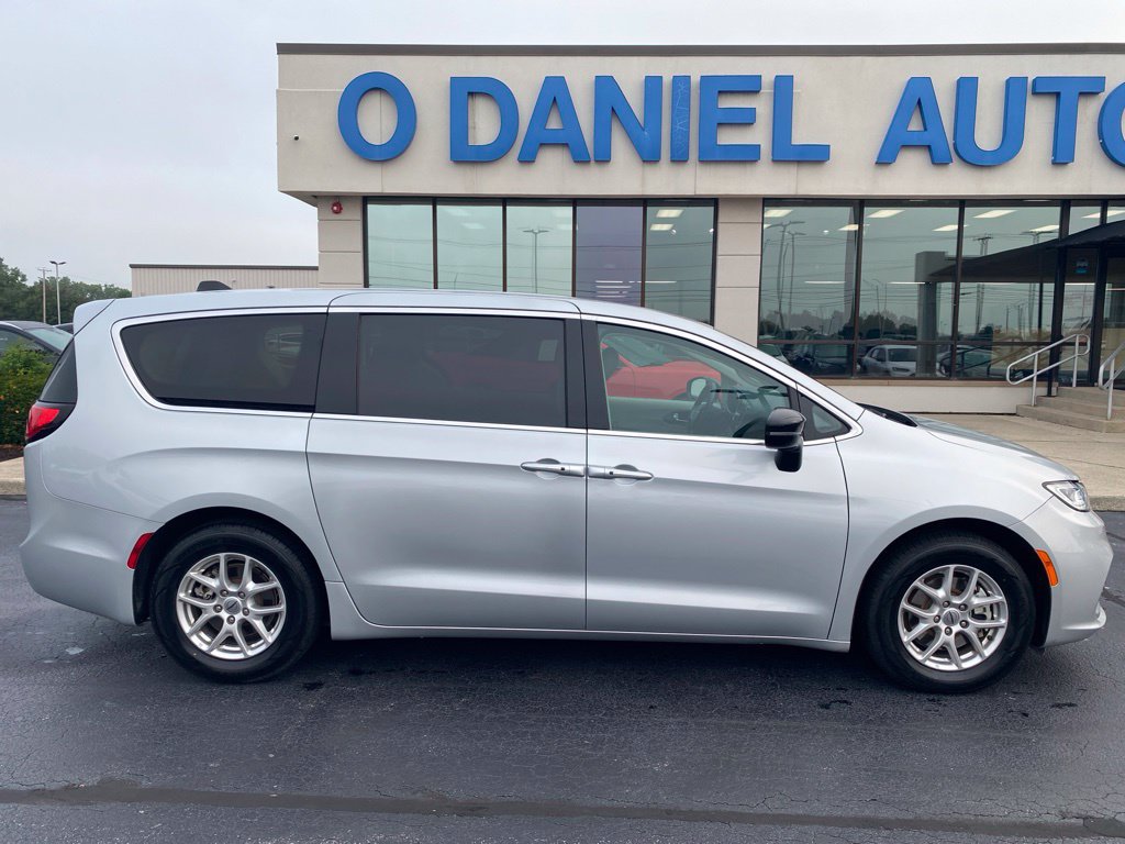 Used 2024 Chrysler Pacifica Touring-L FWD image 3