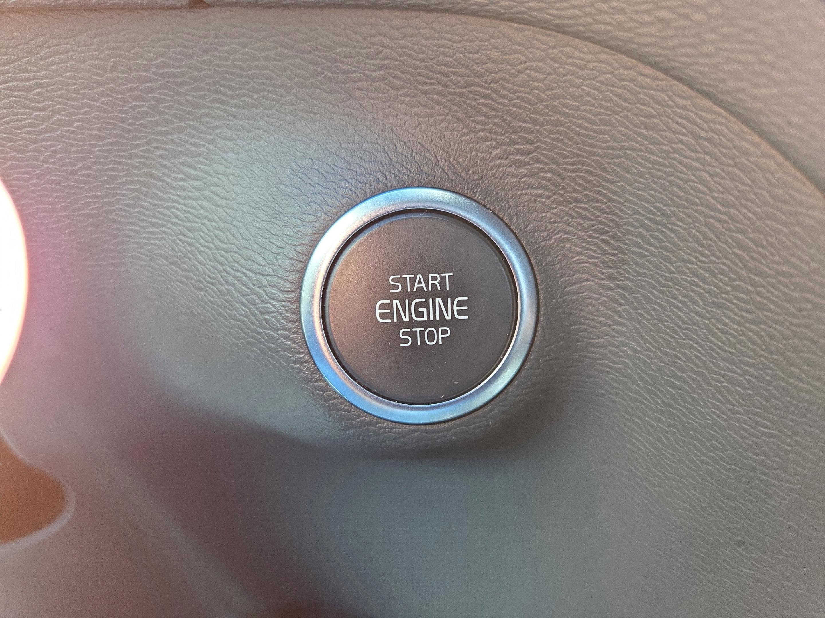 Used 2025 Volvo XC40 B5 Plus image 42