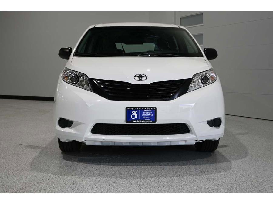 Used 2015 Toyota Sienna L FWD image 4