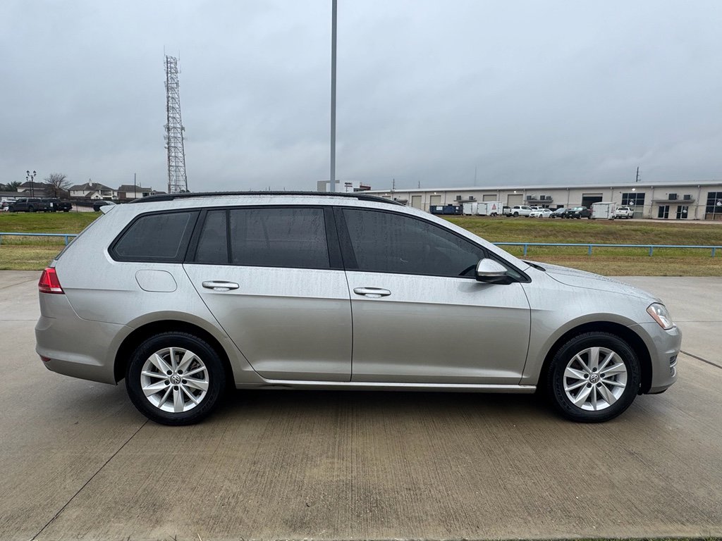 Used 2017 Volkswagen Golf S image 9