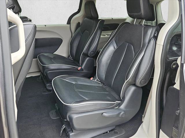 Used 2022 Chrysler Pacifica Limited w/ Uconnect Theater Family Group FWD image 18