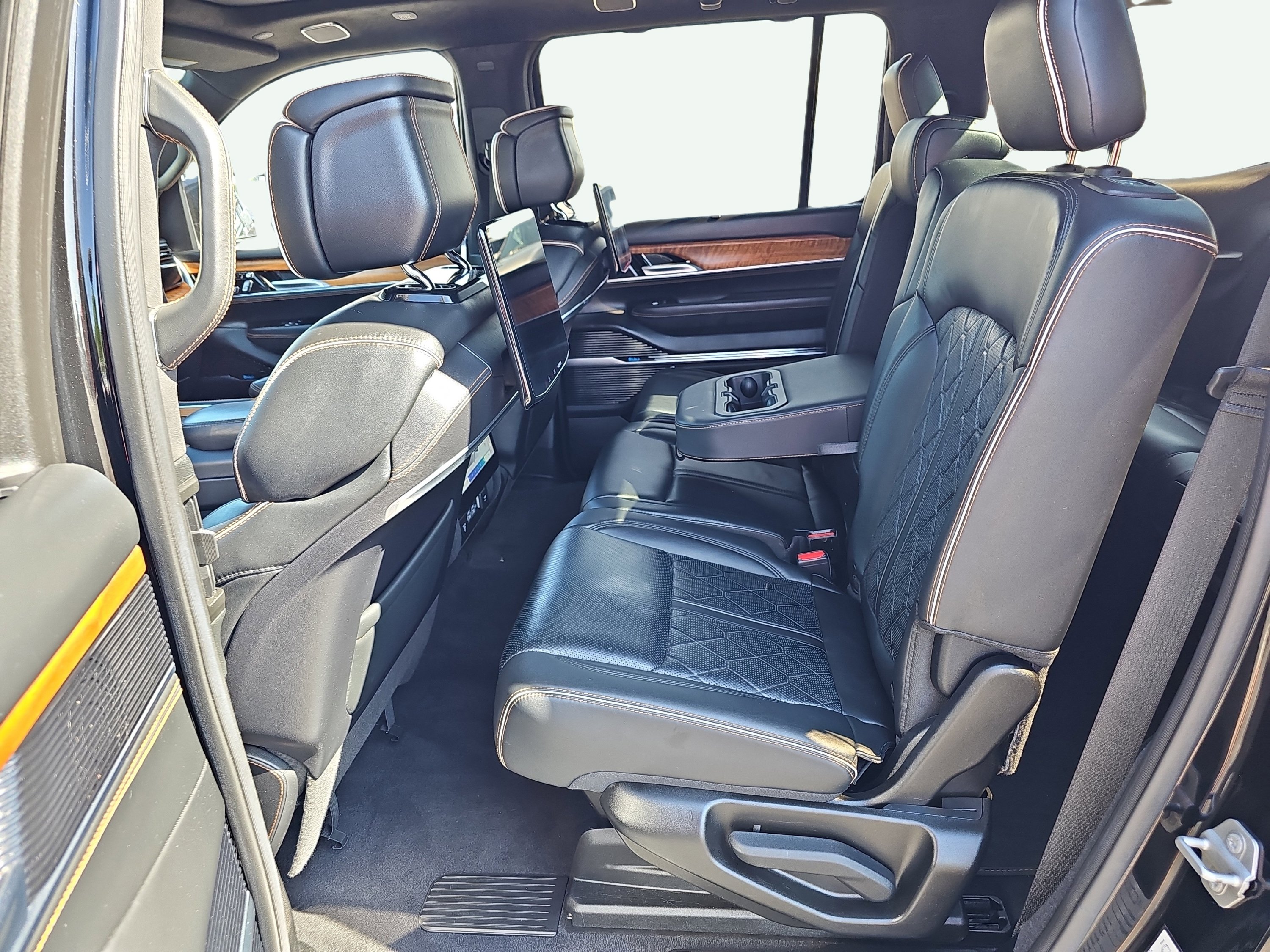 Used 2022 Jeep Grand Wagoneer Series III w/ Rear Seat Video Group 1 AWD/4WD image 31