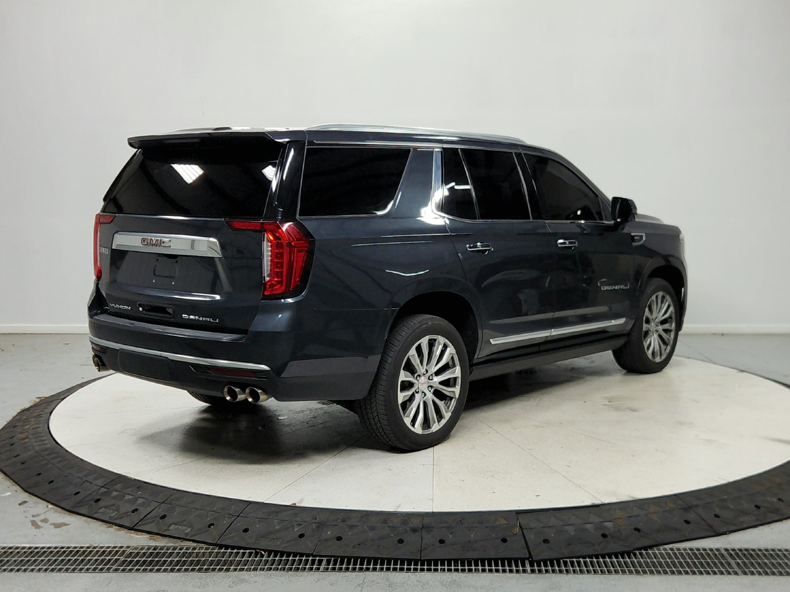 Used 2021 GMC Yukon Denali w/ Denali Premium Package AWD/4WD image 8