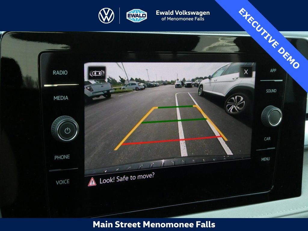 Certified 2025 Volkswagen Taos SE image 7