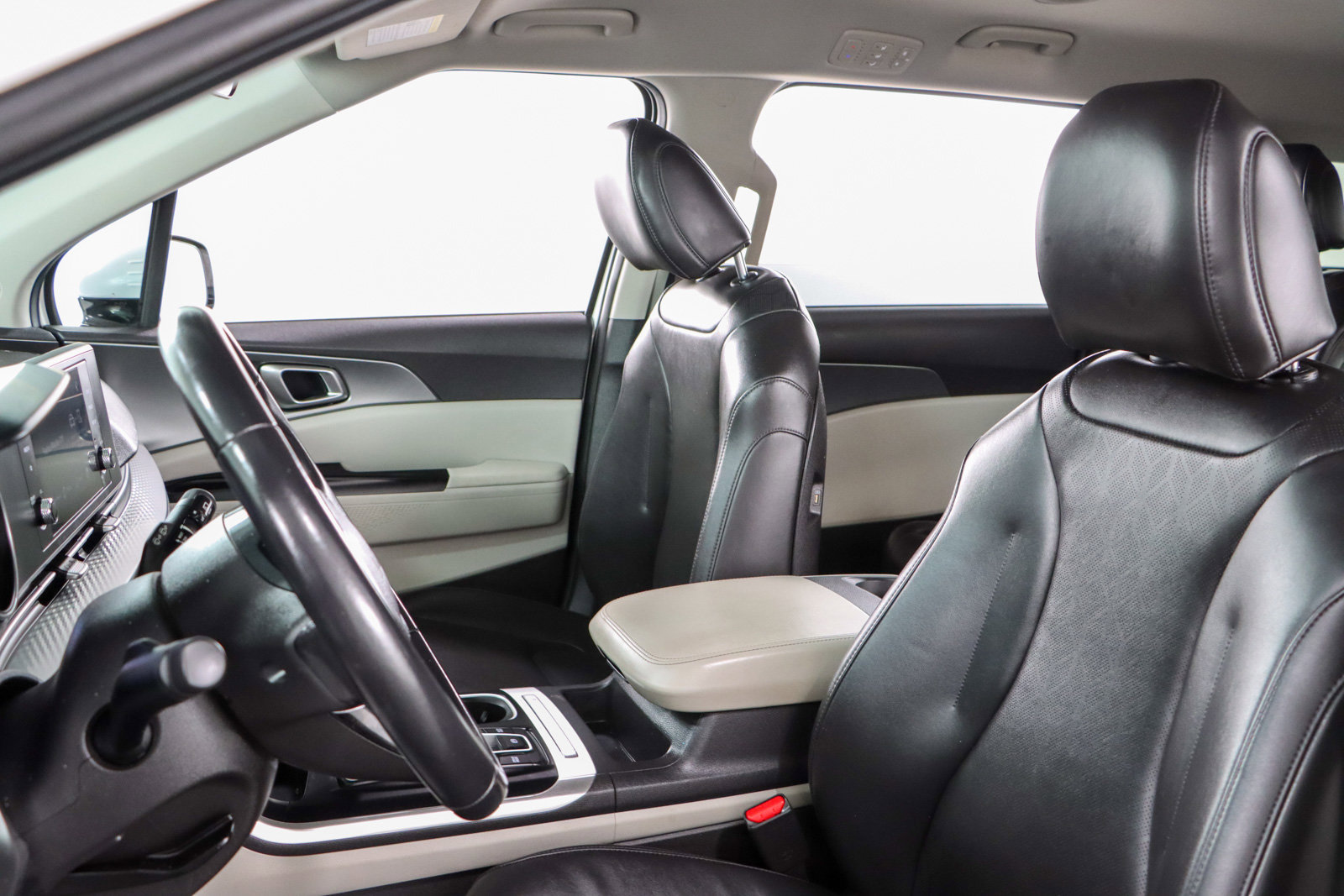 Used 2023 Kia Carnival LX FWD image 23